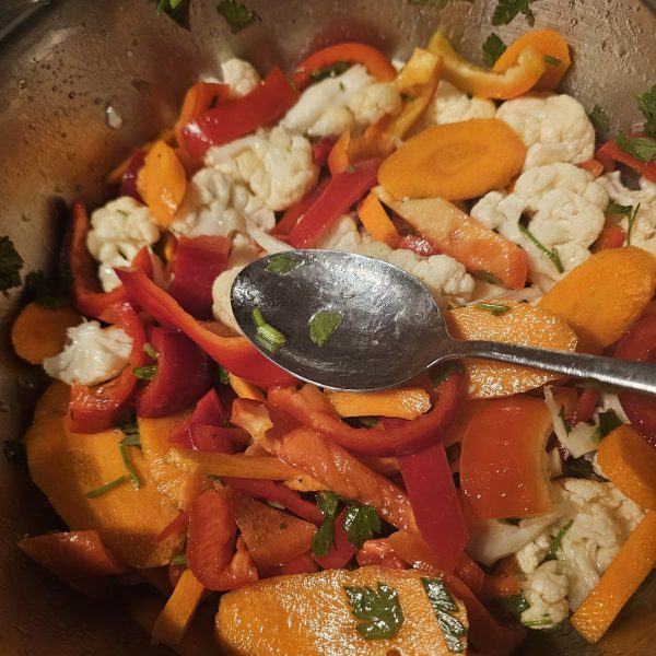 salata-muraturi-asortate-gogosari-ardei-conopida-1